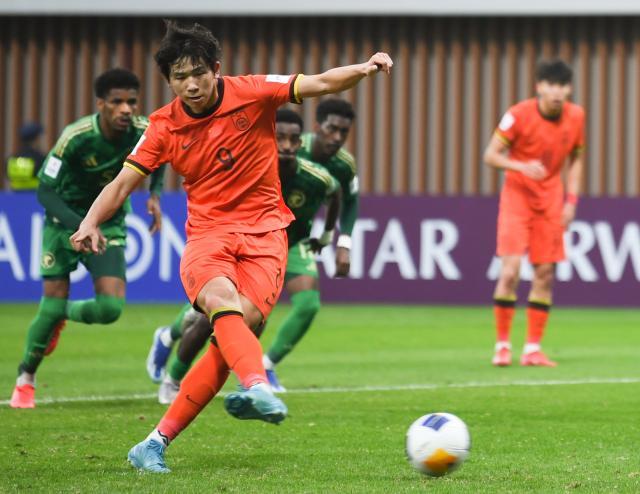 （体育）（42）足球——U20亚洲杯：中国队不敌沙特阿拉伯队+无缘四强XxjpseC007401_20250222_PEPFN0A001.jpg